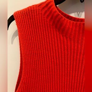Sleeveless knitted sweater